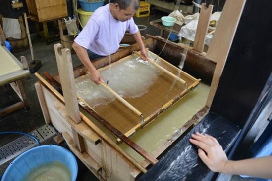 Tradycyjna metoda wytwarzania papieru nie zmiennie od 1500 lat, Echizen, Japonia, fot. J. Łątka